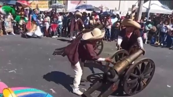 Danzante pierde la mano al explotarle cañón en carnaval de Huejotzingo