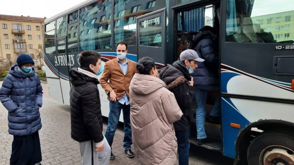 Primeros 22 mexicanos en Ucrania serán trasladados a Rumania
