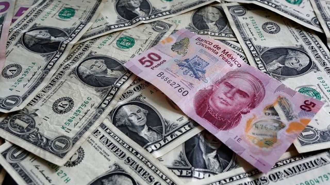 Tras invasión rusa a Ucrania, peso pierde 1.4% frente al dólar