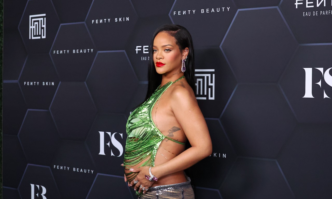 Rihanna enloquece a sus fans al mostrar libremente su embarazo