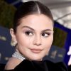 ¡Se cae! Selena Gómez 'azota' en la alfombra de los SAG Awards