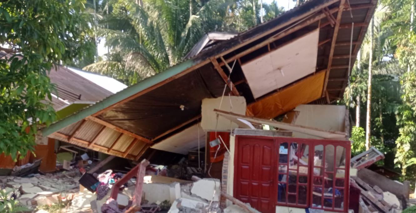 Sismo de 6.2 en Indonesia deja al menos 7 muertos y 85 heridos