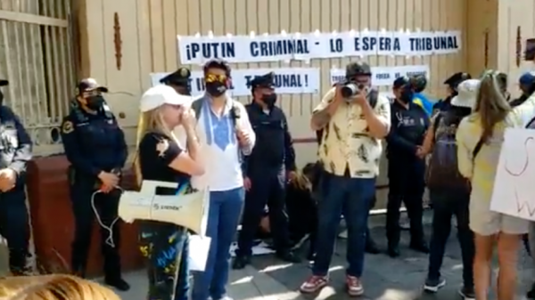 Esta tarde ciudadanos de Ucrania protestaron frente a la embajada rusa localizada en la Ciudad de México, ante los ataques de Rusia a su país de origen.