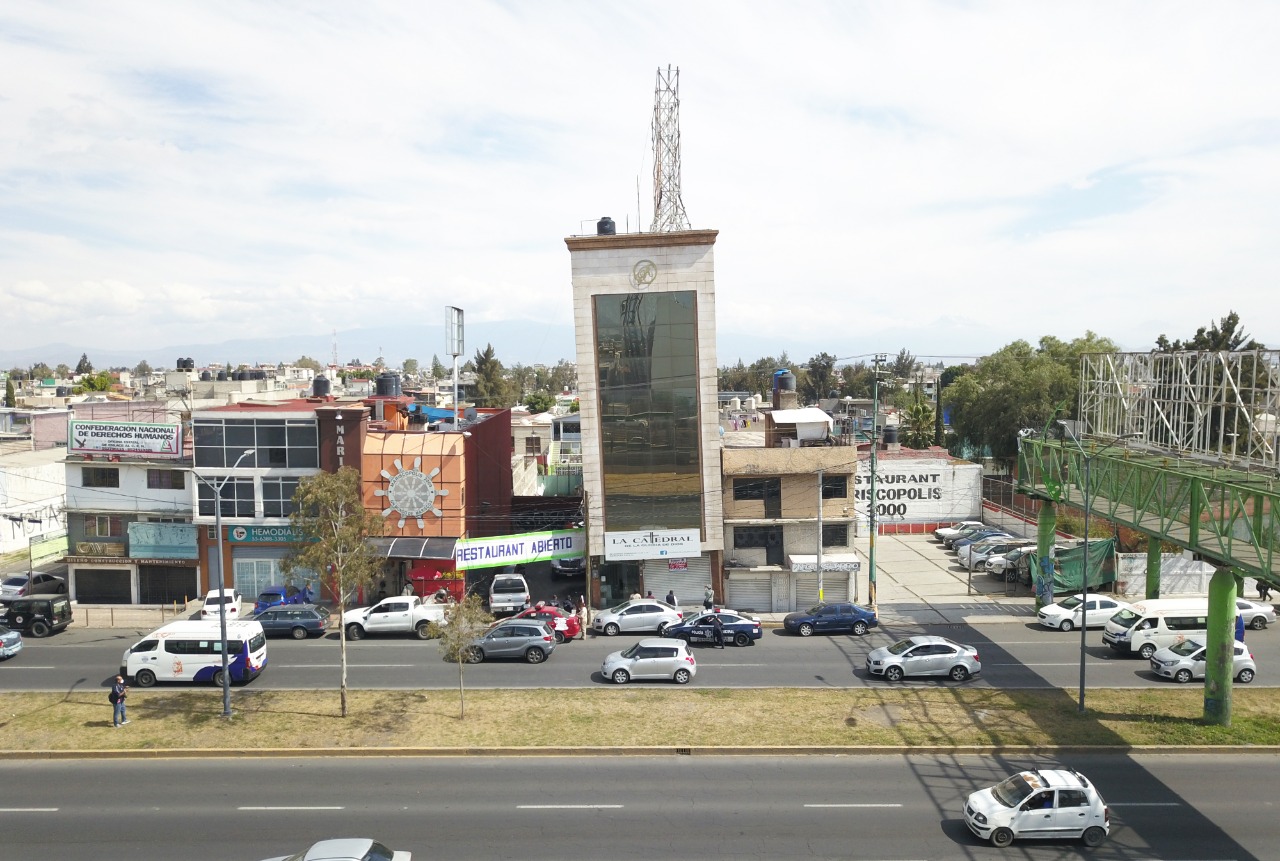 ¡Se va de lado! Suspenden edificio inclinado en Ecatepec