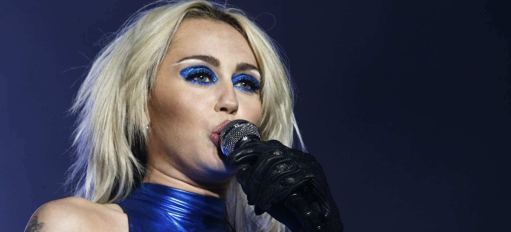 La cantante y actriz Miley Cyrus volaba hacia Paraguay cuando un rayo impactó el avión.