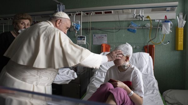 Niños ucranianos hospitalizados son visitados por Papa Francisco