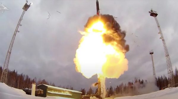 Para destruir arsenal en Ucrania, Rusia lanza misil hipersónico