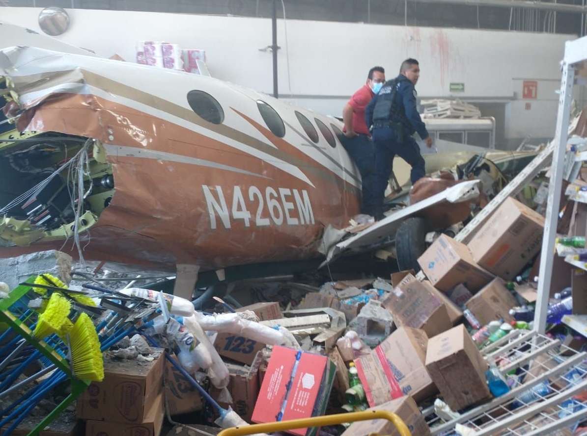 Suman tres muertos por desplome de aeronave en Temixco