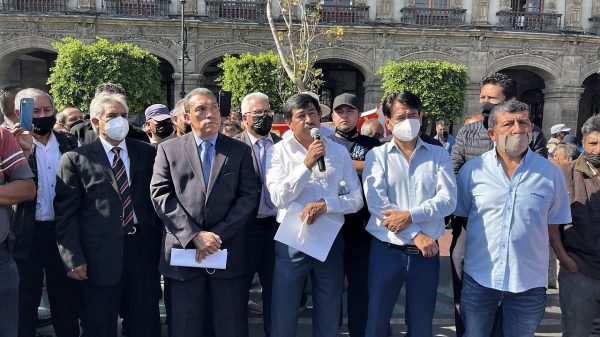 Taxistas y microbuseros exigen incremento de 3 pesos a tarifas