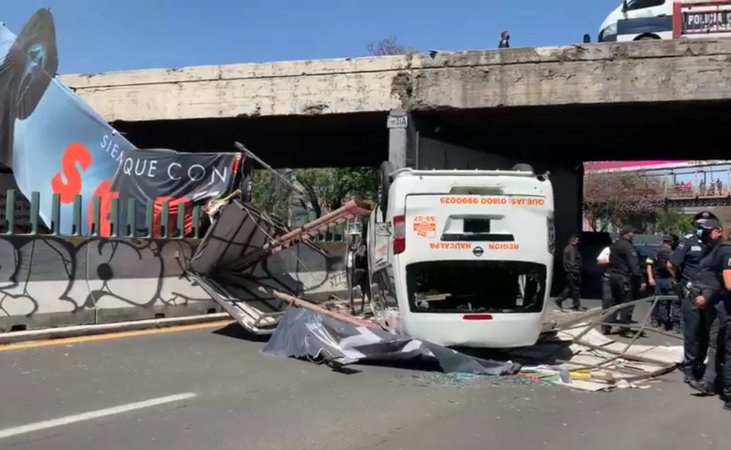 Combi de Edomex cae de puente en Tlalnepantla