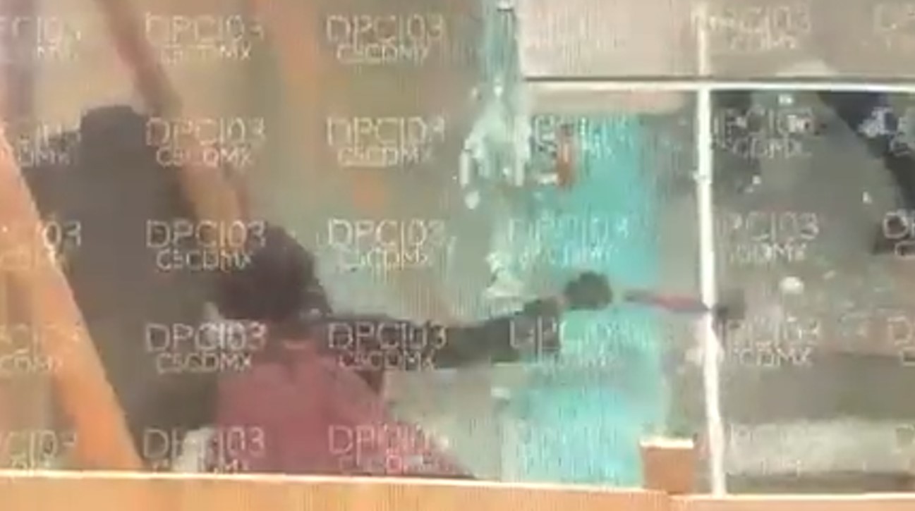 Video. Mujeres se lesionan tras romper estructura del Metro CDMX