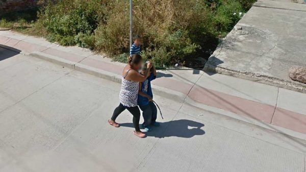 Mamá que jala cabello a niño, se ve en Google Maps