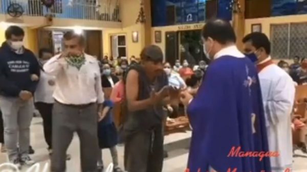 VIDEO: 'Padrecito' niega hostia a hombre sin hogar