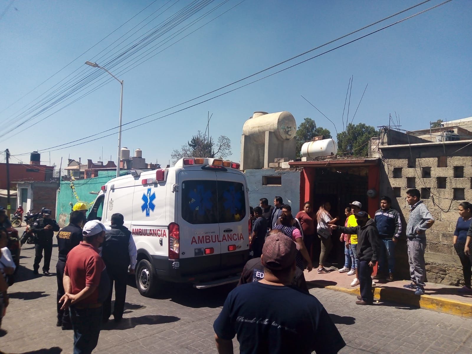 Hombre pierde brazo al explotar taller clandestino de pirotecnia en Tultepec