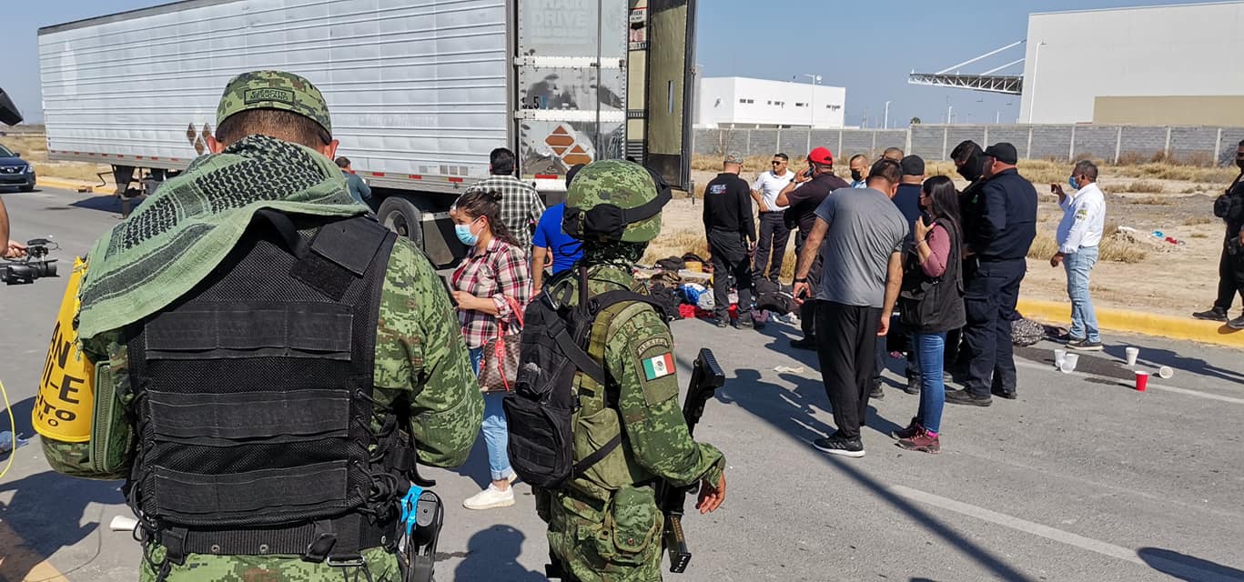 Coahuila: abandonan a más de 200 migrantes en caja de tráiler