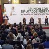 Se reúne López Obrador con diputados de Morena y aliados