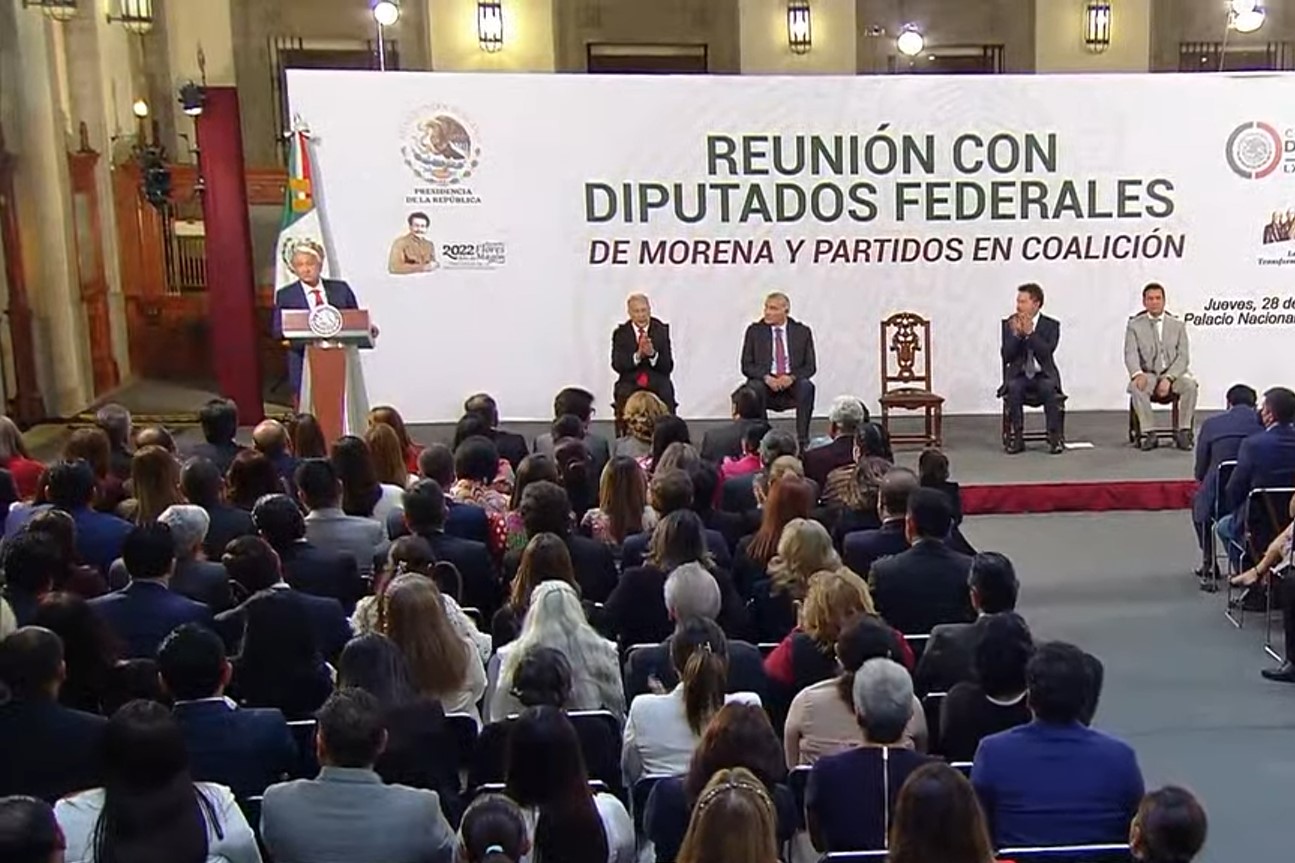 Se reúne López Obrador con diputados de Morena y aliados