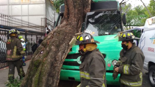 Al menos 13 heridos por choque de camión contra árbol en Miramontes