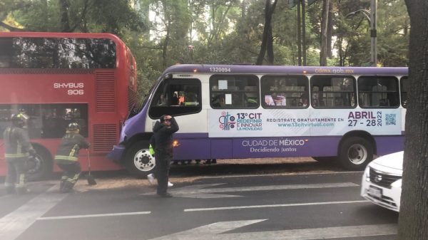 Esta mañana una unidad de transporte público chocó contra una de Metrobús, cerca del Auditorio Nacional, de la Ciudad de México, dejando al menos 16 heridos.