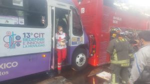 Esta mañana una unidad de transporte público chocó contra una de Metrobús, cerca del Auditorio Nacional, de la Ciudad de México, dejando al menos 16 heridos.