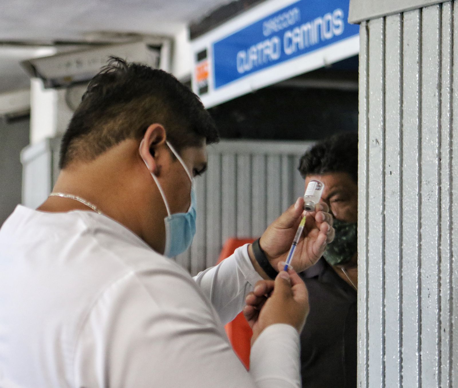 Acuden capitalinos a vacunarse en el metro