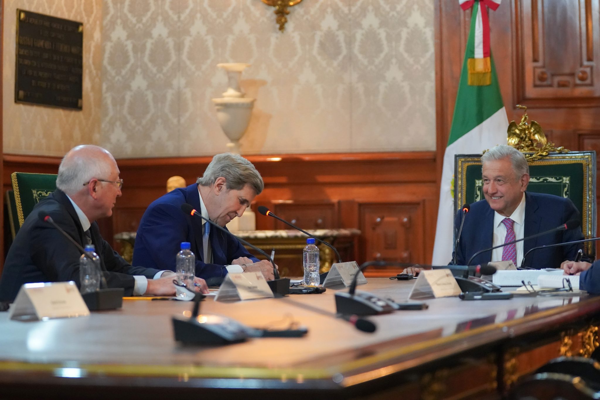 ue fructífera la reunión con Kerry, opina AMLO