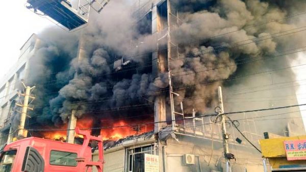 Serían 27 muertos por incendio en edificio de la India