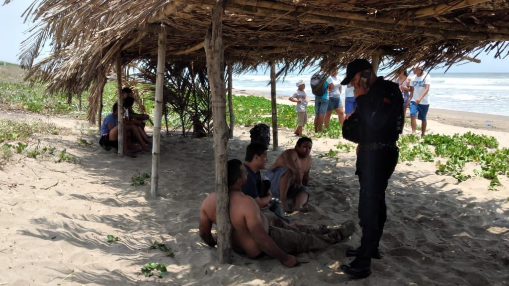 Buscan autoridades cuerpos de migrantes que naufragaron en Veracruz