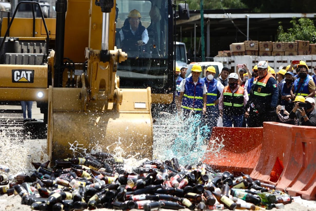 Destruyen bebidas alcohólicas proveniente de chelerías ilegales en Coyoacán