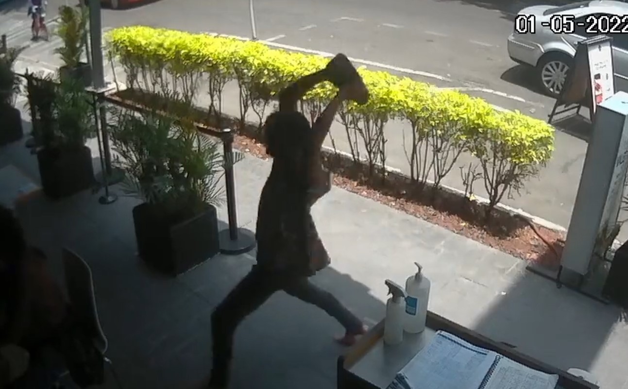 VIDEO: Hombre golpea con una roca a un menor en la CDMX