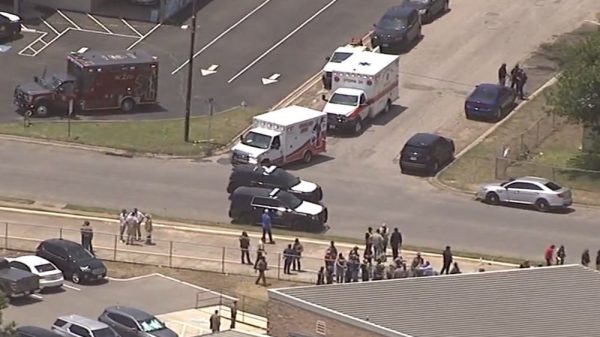Mueren dos niños por tiroteo en escuela de Texas