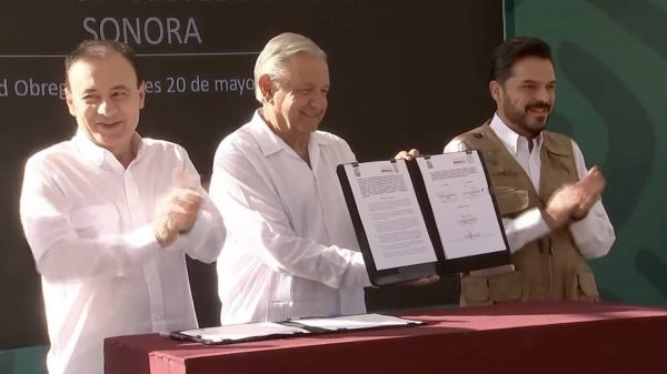 López Obrador firma convenio de salud en Sonora