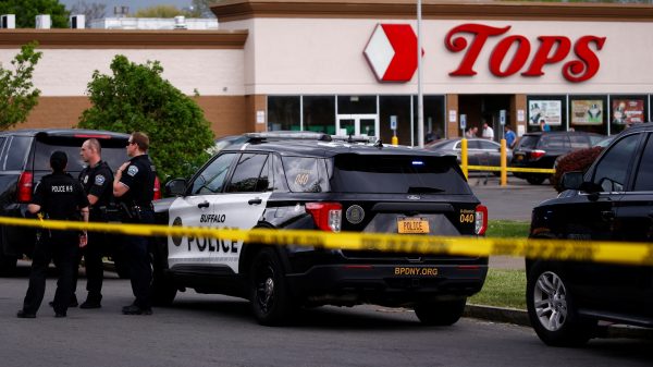 De acuerdo con autoridades de Nueva York han muerto 10 personas tras un tiroteo que hubo en un supermercado.