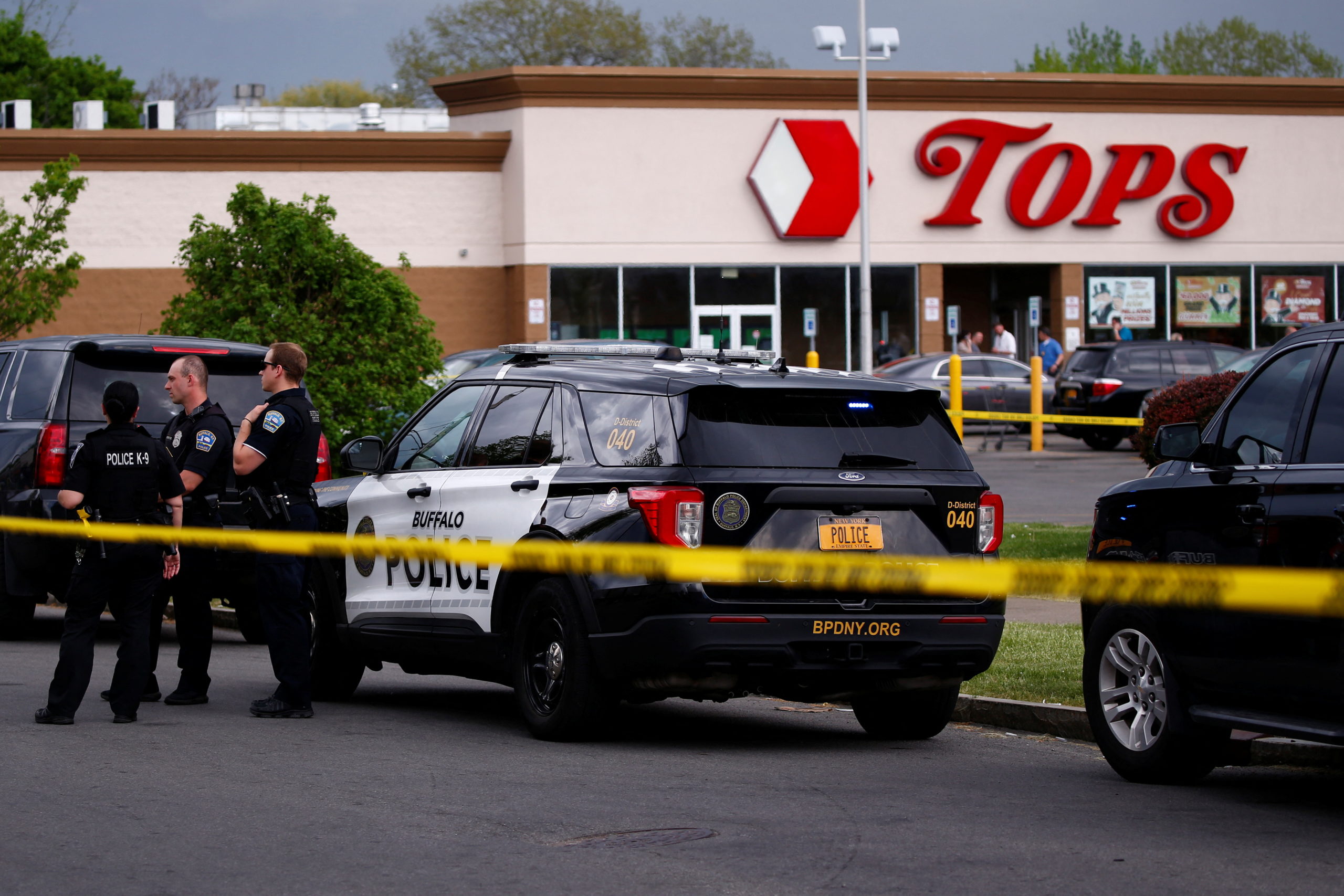 De acuerdo con autoridades de Nueva York han muerto 10 personas tras un tiroteo que hubo en un supermercado.