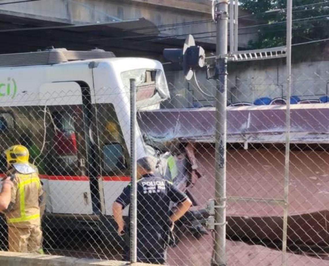 Al menos un muerto y 80 heridos deja choque entre trenes en Barcelona