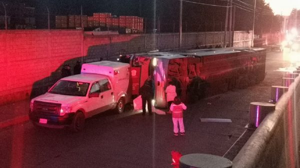 Dos víctimas mortales y 18 heridos, tras volcar autobús en Toluca