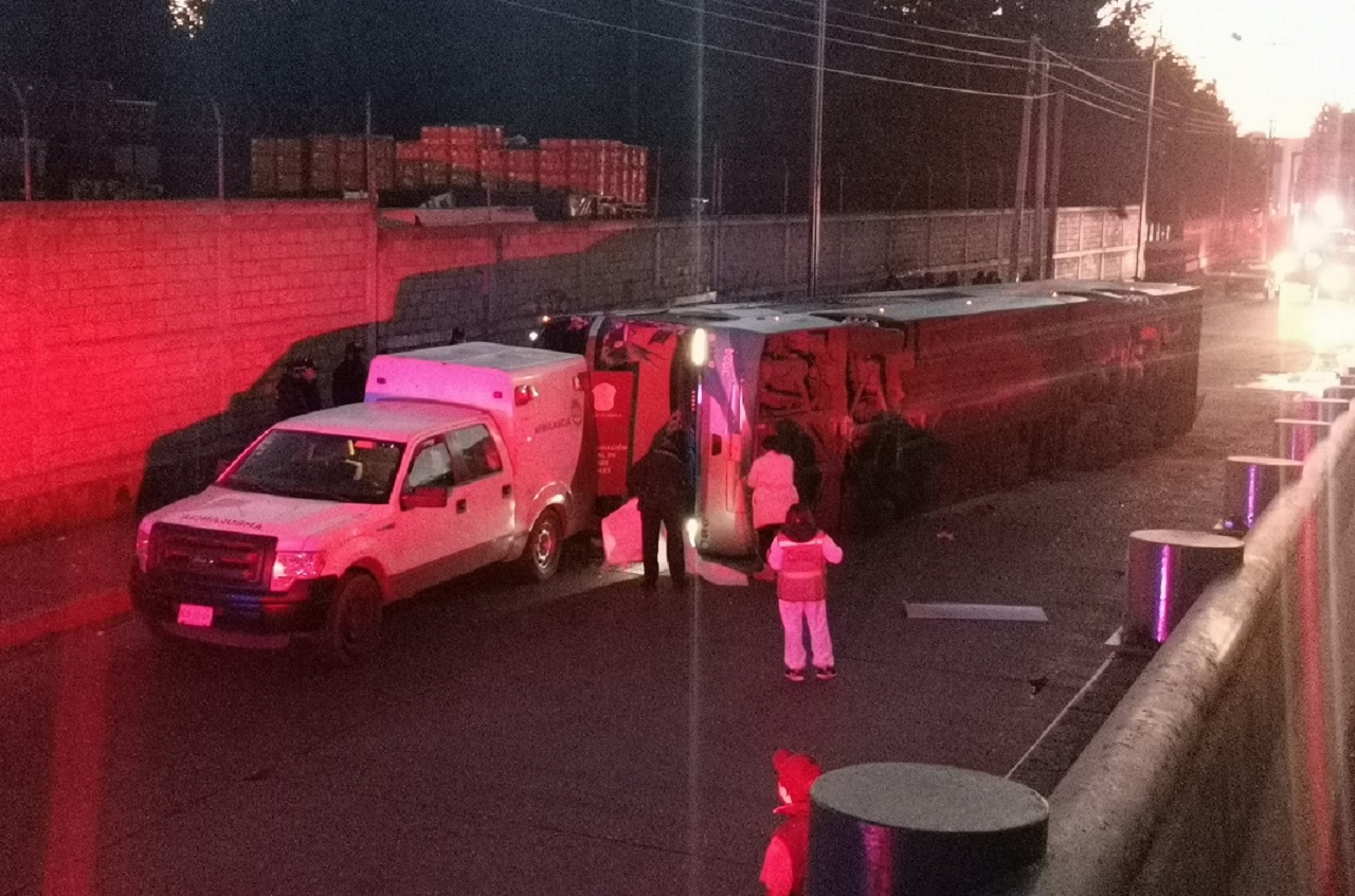 Dos víctimas mortales y 18 heridos, tras volcar autobús en Toluca