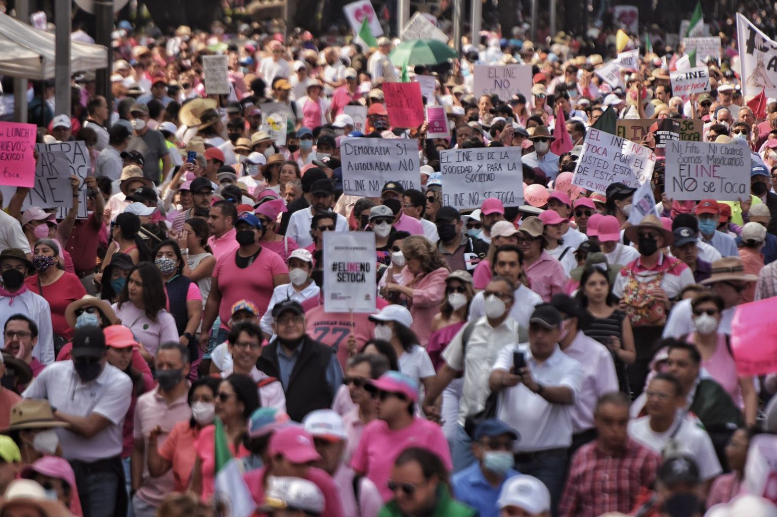 Entrega de playeras, cánticos y agresiones a la prensa así fue la