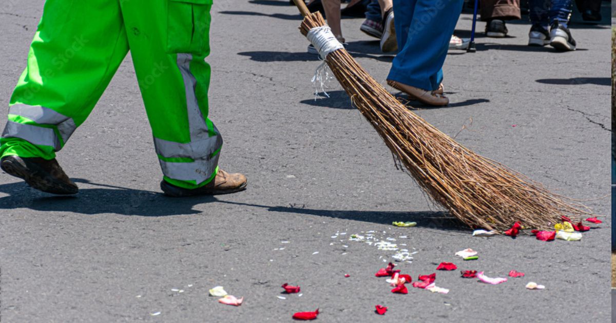 Gasta Iztapalapa en escobas