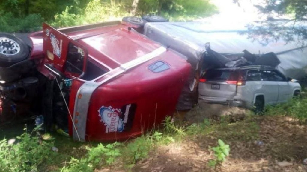 Tráiler se vuelca y aplasta dos autos – Diario Basta!